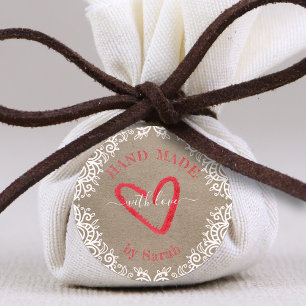 Handtekening met kraftpapier gemaakt met liefde ronde sticker