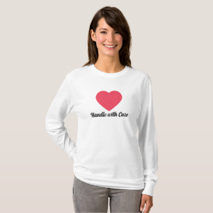 Handvat met zorg Quote Red Heart met zwarte teks T-shirt