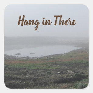 Hang daar in Foggy Landscape Inlet Pool Fog Vierkante Sticker