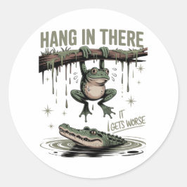 Hang In There It Gets Worse – Funny Frog & Crocodi Ronde Sticker