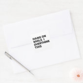 Hang op terwijl ik overdenk dat deze Introvert Vierkante Sticker (Envelop)