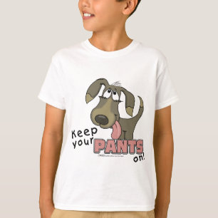 Hangend hondje houden broek aan t-shirt