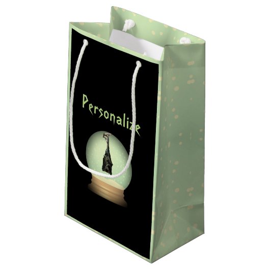 Hangende vleermuis wereldbol zwart gotische herfs klein cadeauzakje (Achterkant Gekanteld)