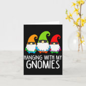 Hanging With My Gnomies Funny Garden Gnome Kaart (Gele Bloem)