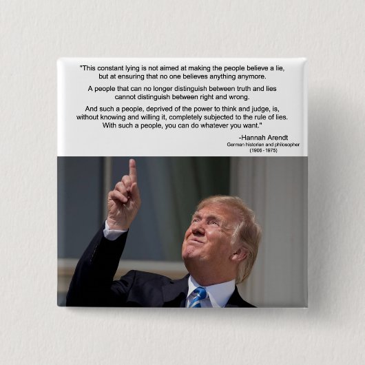 Hannah Arendt Quote Button (Voorkant)