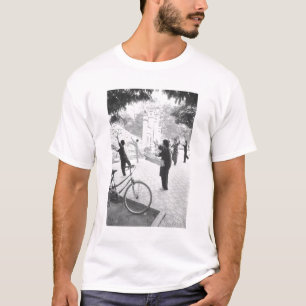 Hanoi Vietnam, Ochtendgymnastiek door Hoan Kiem T-shirt