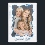Hanoukka Bow | Carte Hanoukka photo bleu et blanc<br><div class="desc">Ces adorables cartes Hanoukka magnétiques présentent votre photo préférée dans un cadre branché bleu ondulé avec un arc lunatique,  sur un simple arrière - plan blanc. Le script moderne dit "Amour et Lumière".</div>