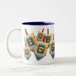 Hanoukka Dreidel Mug<br><div class="desc">Offrez-vous un cadeau d'hiver merveilleux à vous-même ou à l'escroc supérieur de votre vie. Célébrez les vacances à Hanoukka avec ces dreidels colorés qui tournent dans un saut ludique.</div>