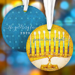 Hanoukka Peace Love Lumière Menorah Keepsaké<br><div class="desc">"Paix, amour et lumière." Un gros plan photo numérique illustration d'une menorah d'art brillante, colorée, jaune et or vous aide à inaugurer les vacances d'Hanoukka dans le style. Sur le dos, votre nom et votre année personnalisés et une toute petite étoile bleue de David motif recouvre un arrière - plan...</div>