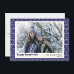 Hanoukka Star Line Motif Carte photo bleu moderne<br><div class="desc">Souhaitez à vos amis et à votre famille une Hanoukka heureuse avec cette carte simple avec un motif moderne en ligne d'étoile juive en bleu et blanc éclatant,  personnalisée avec votre photo,  salutation,  et nom.</div>