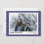 Hanoukka Star Line Motif Carte photo bleu moderne<br><div class="desc">Souhaitez à vos amis et à votre famille une Hanoukka heureuse avec cette carte simple avec un motif moderne en ligne d'étoile juive en bleu et blanc éclatant,  personnalisée avec votre photo,  salutation,  et nom.</div>