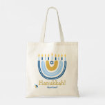 HANOUKKA Stars Menorah Dreidel Sac fourre-tout<br><div class="desc">Notre Sac fourre-tout Rainbow Menorah Hanoukka a un design Rainbow populaire qui se déplace pour devenir une Hanoukka/Chanukah menorah joyeuse. Avec un parfum d'étoiles juives de David, ce design moderne est une belle et amusante façon de souhaiter à la famille et aux amis un Happy Hanoukka dans le style. Tant...</div>