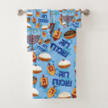 Hanukiahs, Menorahs et Motif de bougies<br><div class="desc">Transformez votre salle de bain en oasis personnelle avec un ensemble de serviettes Motifs Hanukiahs,  Menorahs et Candles est parfait pour vous sécher dans le style.</div>