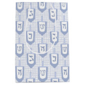 Hanukkah Blue and White Dreidel Pattern on Gingham Medium Cadeauzakje (Voorkant)