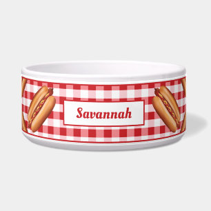 Hapjes van hotdogs op rode geruite stof en aangepa voerbakje