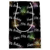 Happy 19th Birthday vuurwerk op zwart Medium Cadeauzakje (Voorkant)