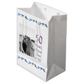 Happy 50th Anniversary Voeg paar naam datum bruilo Medium Cadeauzakje (Voorkant Gekanteld)