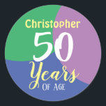 Happy 50th Birthday Classic Round Sticker<br><div class="desc">Célébrez un anniversaire avec un autocollant personnalisé indiquant le nom du récipiendaire et le nombre d'années. Sticker pour 50 ans. Autocollants cadeaux d'anniversaire.</div>