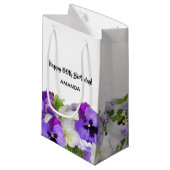 Happy 60th Birthday violet pansies bloemen wit Klein Cadeauzakje (Voorkant Gekanteld)