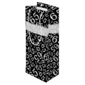 Happy 65th Birthday Number Pattern Black and White Wijn Cadeautas (Achterkant Gekanteld)