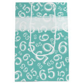 Happy 65th Birthday Number Pattern Blauwgroen en w Medium Cadeauzakje (Achterkant)