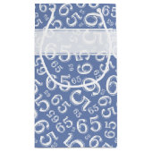 Happy 65th Birthday Number Pattern Blue and White Klein Cadeauzakje (Achterkant)