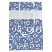 Happy 65th Birthday Number Pattern Blue and White Medium Cadeauzakje (Achterkant)