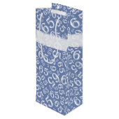 Happy 65th Birthday Number Pattern Blue and White Wijn Cadeautas (Achterkant Gekanteld)