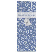 Happy 65th Birthday Number Pattern Blue and White Wijn Cadeautas (Voorkant)