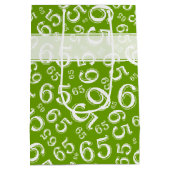 Happy 65th Birthday Number Pattern Green and White Medium Cadeauzakje (Achterkant)
