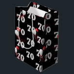 Happy 70th Birthday Balloons Medium Cadeau Sac<br><div class="desc">70ème anniversaire avec audacieux noir et blanc heureux et numéro 70 texte sur noir avec bouquet de ballon de fête. La couleur arrière - plan noire peut être changée.</div>
