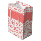 Happy 95th Birthday Number Pattern Coral Medium Cadeauzakje (Achterkant Gekanteld)