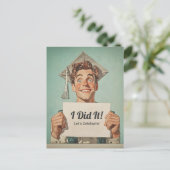 Happy Afstuderen Holding Invitation Briefkaart (Staand voorkant)