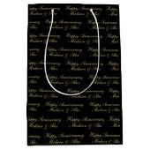 Happy Anniversary Script with Name Black Gold Medium Cadeauzakje (Voorkant)