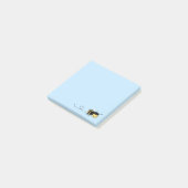 Happy Bee die ronddraait op blauw Post-it® Notes (Schuin)