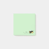 Happy Bee zoemend rond op groen Post-it® Notes (Voorkant)