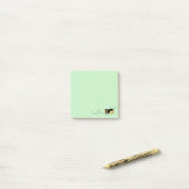 Happy Bee zoemend rond op groen Post-it® Notes (Op bureau)