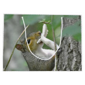 Happy Birthday Foraging Squirrel Groot Cadeauzakje (Achterkant)