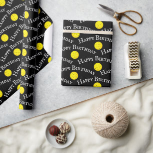 Happy Birthday gele pickleballs op zwart Cadeaupapier