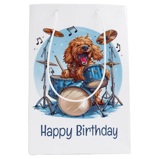 Happy Birthday Goldendoodle Dog Playing Drums Medium Cadeauzakje (Voorkant)