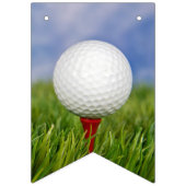 Happy Birthday-golfbal op t-shirt in gras Vlaggetjes (Eerste vlag)