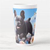 Happy Blue Franse Bulldog & Bloemen Latte Mok (Voorkant)