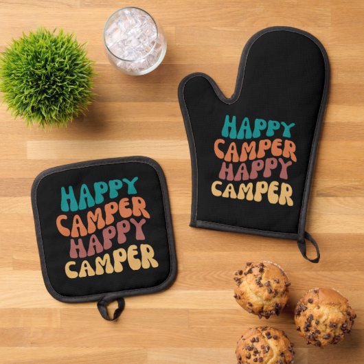 Happy Camper Retro Wavy Tekst Zwarte achtergrond Ovenwant & Pannenlap Set (Top down)
