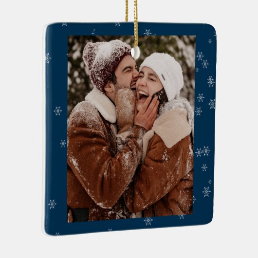 Happy Couple CUSTOM Duitse Blauwe Sneeuw Kerstmis Keramisch Ornament (Rechts)