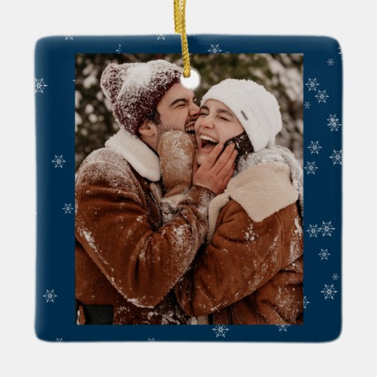 Happy Couple CUSTOM Duitse Blauwe Sneeuw Kerstmis Keramisch Ornament (Voorkant)