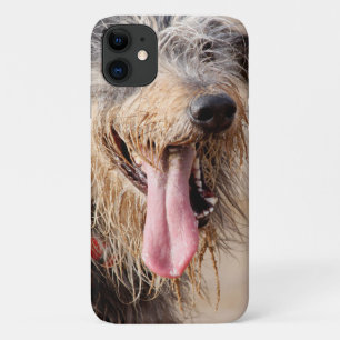 Happy dog op het strand iPhone 11 hoesje