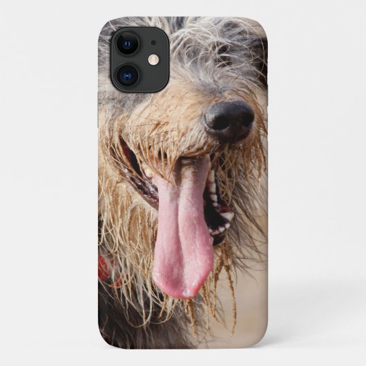 Happy dog op het strand Case-Mate iPhone case (Achterkant)
