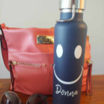 Happy Face Graphic Personnaliser la bouteille d'ea<br><div class="desc">Joli visage jaune. Montrez à quel point vous êtes heureux avec ce grand visage heureux avec un grand sourire. Prêt à être personnalisé avec votre nom ou tout autre texte ou message. La face peut être déplacée, redimensionnée ou supprimée. La couleur arrière - plan peut être changée en n'importe quelle...</div>