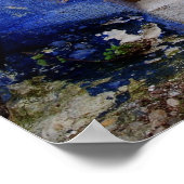 Happy Girl tussen blauwe pijlers Poster (Hoek)