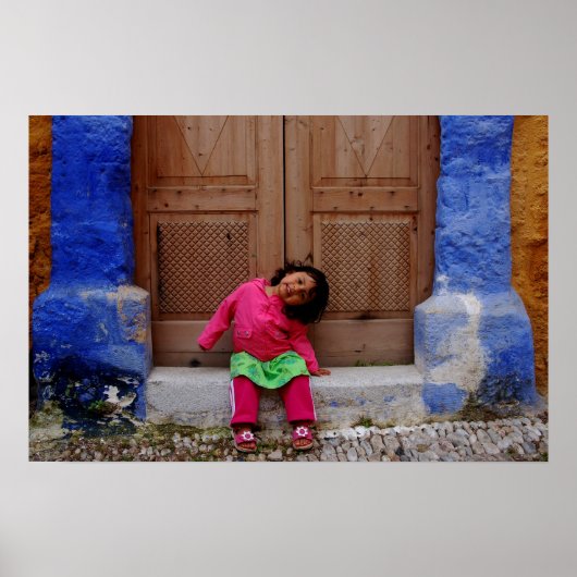 Happy Girl tussen blauwe pijlers Poster (Voorkant)